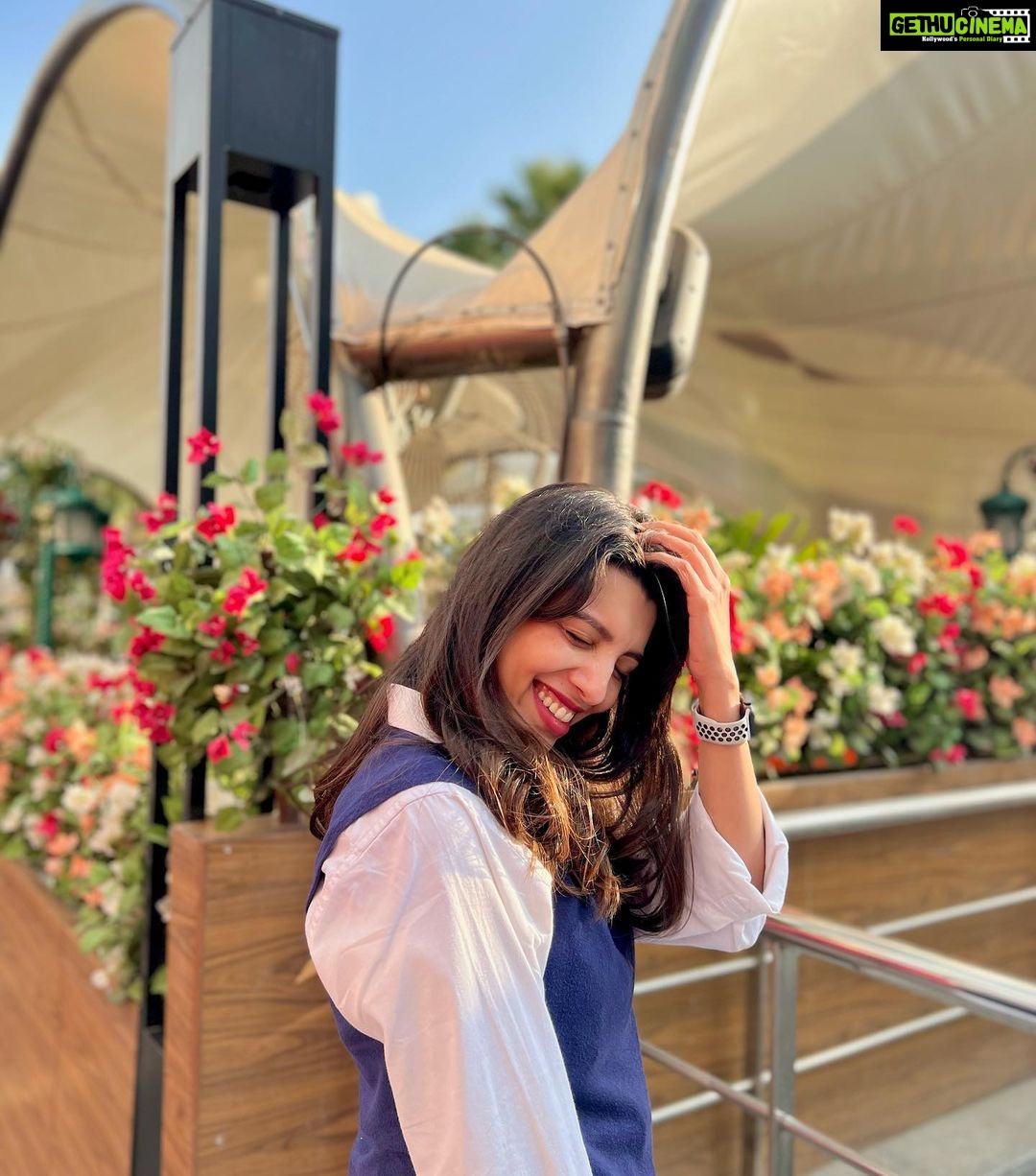 Riya Deepsi Instagram - Hold me close and hold me fast, this magic spell you cast β¨ ok now I am feeling ticklish π go away π€ͺ πΈ @i.shreyabhalla #instagood#instaphoto#instagram#sunkissed#love#flowers#explore#explorepage#snaps#portrait Advant It Park Pvt. Ltd.