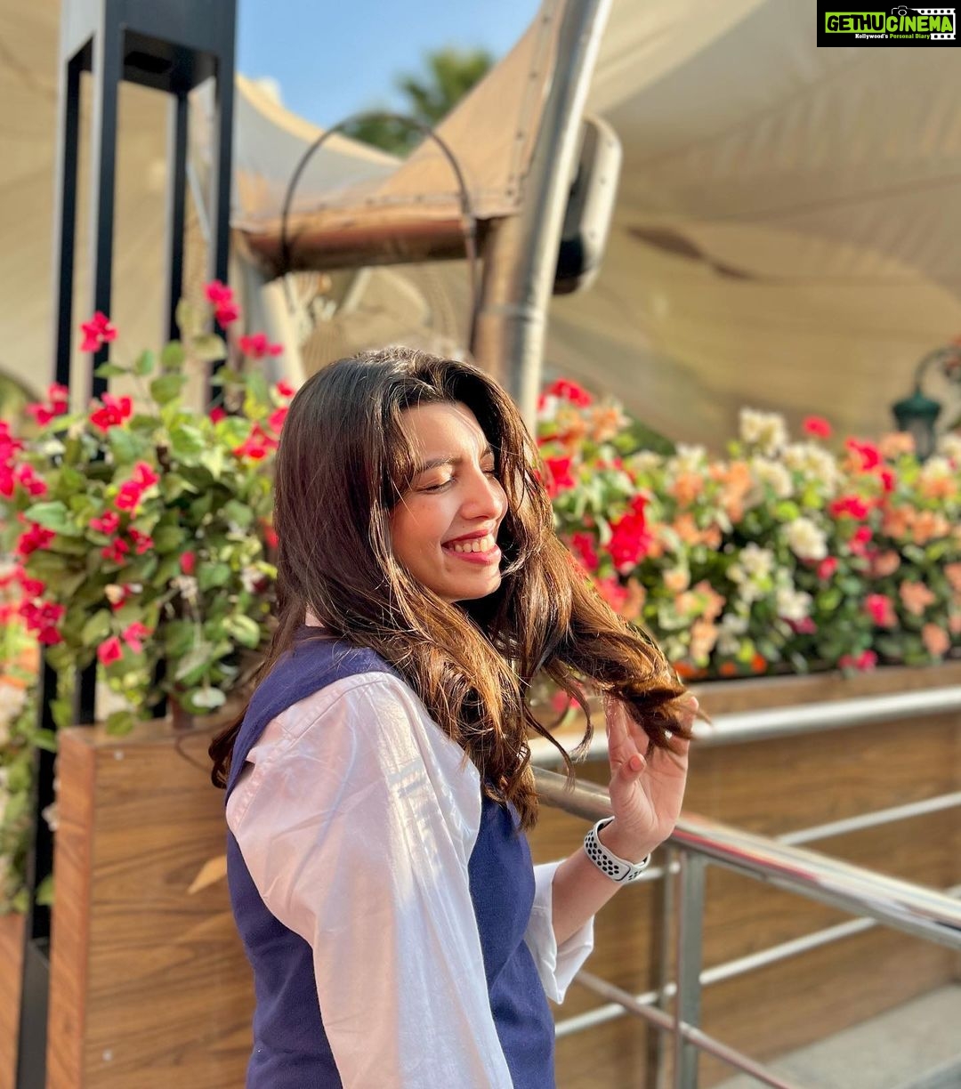 Riya Deepsi Instagram - Hold me close and hold me fast, this magic spell you cast β¨ ok now I am feeling ticklish π go away π€ͺ πΈ @i.shreyabhalla #instagood#instaphoto#instagram#sunkissed#love#flowers#explore#explorepage#snaps#portrait Advant It Park Pvt. Ltd.