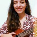 Riya Deepsi Instagram - Teri aankhon ka kajal na phaile ab kabhi tujhe itna pyaar du ✨ 🎵 Baarishein - @anuvjain Hope you all will enjoy it #ukulele#cover#anuvjain#baarishein#singing#love#peace#reels#reeling#trendit#latenight