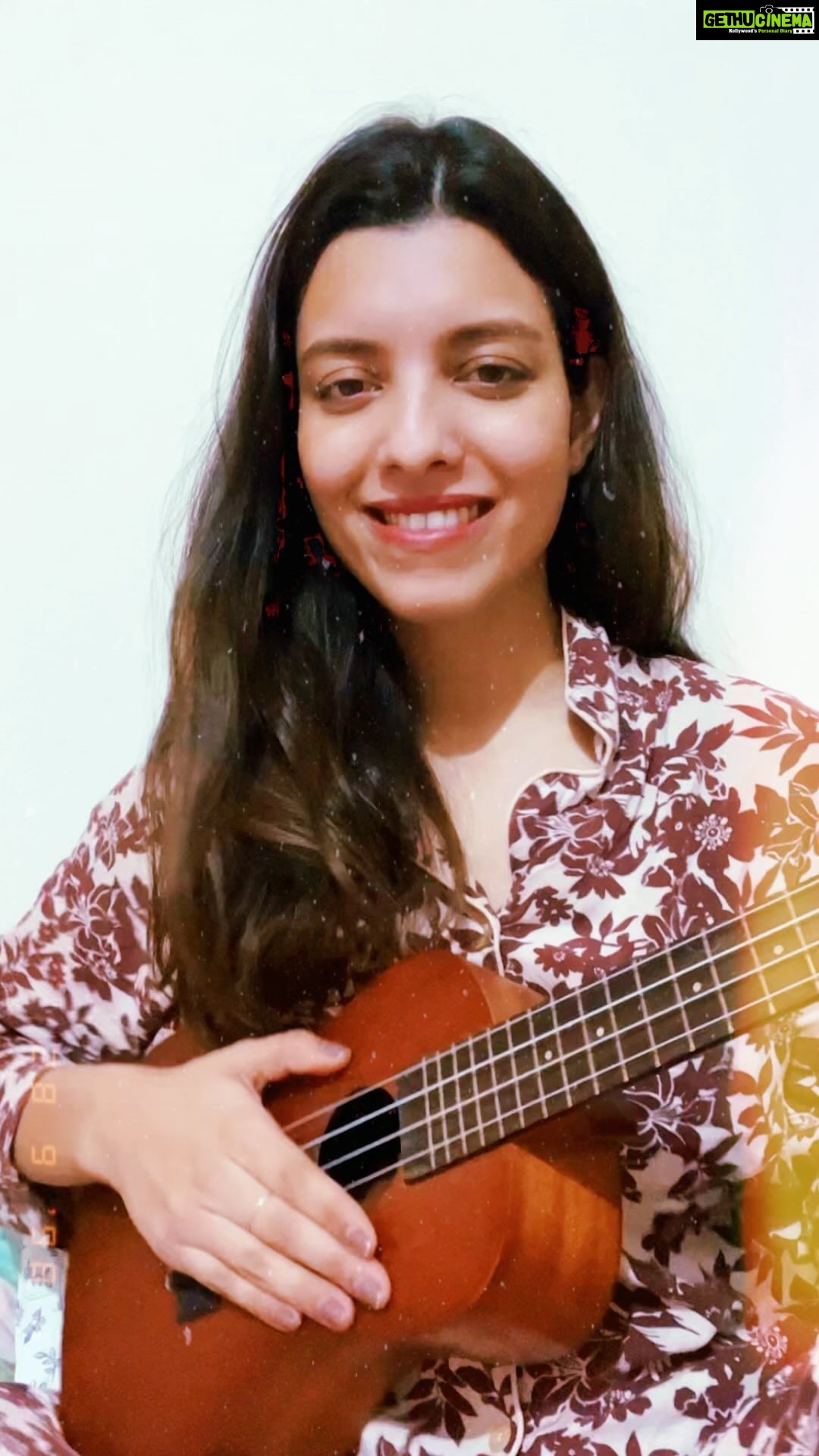 Riya Deepsi Instagram - Teri aankhon ka kajal na phaile ab kabhi tujhe itna pyaar du ✨ 🎵 Baarishein - @anuvjain Hope you all will enjoy it #ukulele#cover#anuvjain#baarishein#singing#love#peace#reels#reeling#trendit#latenight