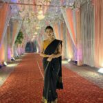 Riya Deepsi Instagram - Sajan ji thoda control 😂 As soon as I saw this photo this song started ringing in my mind and now it will ringing in yours 🤪 Wearing a saree which my mom bought 19 years back from Kashmir. They were selling it on a shikara. #instapost#traditionalwear#saree#explore#explorepage