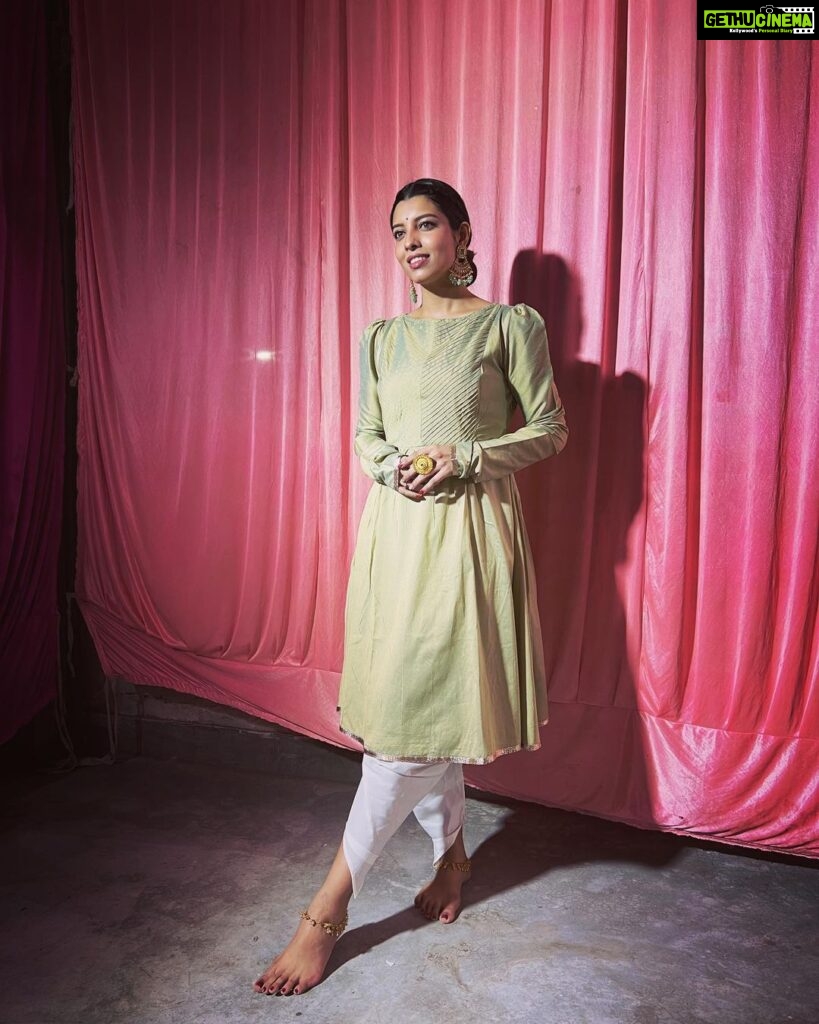 Riya Deepsi Instagram - Pose, pose, pose 😜 That’s all I know 😂 just kidding 🥻 @abhishti #wedding#festivewear#festivities#instagram#post#instagood#explore#explorepage#indianwear#fashion