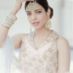 Riya Deepsi Instagram – जब उन्होंने हमें आवाज़ दी 
बस हम यूँही उन्हें देखते रह गये ✨

@milan_f1.8 
📸@sahilkd___ 
#portraitphotography#potraits#shoot#love#explore#explorepage#instagram#wedding#indian#traditionalwear#maangtikka