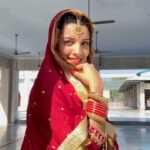 Riya Deepsi Instagram – प्यार में वो नशा हो जो मन को शांत कर दे
वो अदा हो जो माहोल को रंगीन कर दे 
वो मज़ा हो की पागलपन भी कम लगने लगे 
वो सुकून हो कि आप बिना घबराये अपनी मंज़िल की ओर बढ़ने लगे 
ऐसा प्यार जो ना मिले तो वो क़ैद बन जाता है 
ऐसा प्यार जो ना कर पाये तो वो कहा ही प्यार कहलाता है 
-रिया दीपसी
#just#love#reels#reeling#explore#explorepage#trending#instagram#dulhan#punjabi#look#bts#write