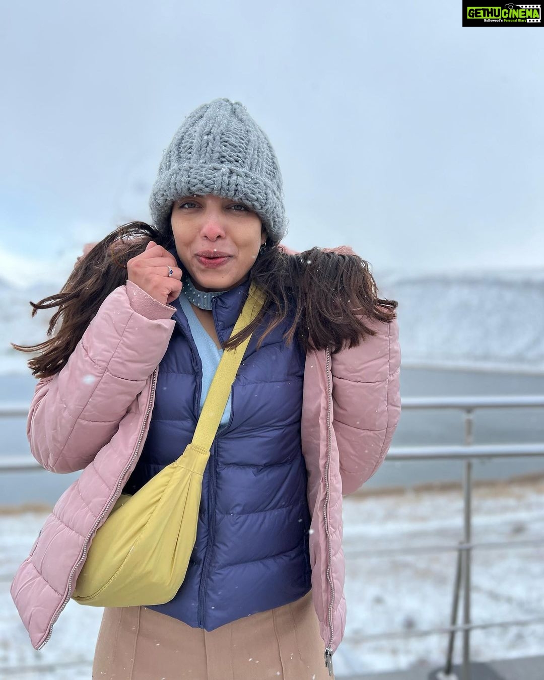 Riya Deepsi Instagram - Always wanted to experience snow, snowfall and snowman π though I saw snow hills that looks like cappadocia hills β¨ #grateful #turkey#cappadocia#travels#love#explore#explorepage#instagram#snow#winter Lake Nar