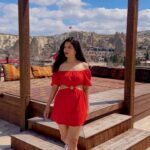 Riya Deepsi Instagram - When in Cappadocia ❄️🧣ek shoot toh banta hai 😅😁 thank god the weather was in our favour that day or else it was dropping upto -6🥶 Can we take a minute for this view ✨😍🫠 📸 @s_rishabh48 @tasunde_ thanks 🙏🏻 #reels#shoot#turkey#cappadocia#love#winters#daylight#vacation#explore#explorepage Cappadocia caves hotel