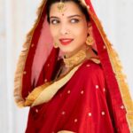 Riya Deepsi Instagram - नज़रें उनसे कुछ यूँ मिली, मानो पलकों के साथ वक़्त भी कुछ थम सा गया था, शांति थी, अंधेरा था लेकिन उनकी आँखें तारों की तरह टिम टीमा रही थी और उस रोशनी की तरफ़ मैं खींची चली जा रही थी । -रिया दीपसी 📸 @vishwassomewhere #insta#instapost#love#dulhan#explore#explorepgae#instagram