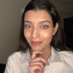 Riya Deepsi Instagram - This worked like magic ✨ The spatula foundation hack is not bad at all. Though I still need to figure out a good under eye cream for the foundation creases. It happens even when I apply a really thin layer. Let me know your recommendations. Also, will you give this a try? Comment below 👇😁 Illuminate glow primer @smashboxindia Foundation @bobbibrownindia #makeup#looks#beauty#fashion#lifestyle#spatula#hack#toodles#explore#explorepage#reels#instagram#instagood