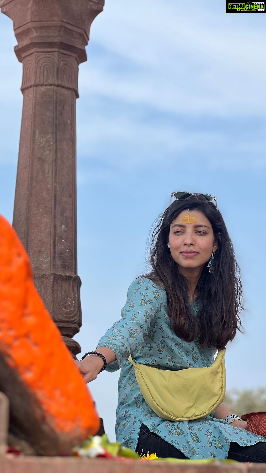 Riya Deepsi Instagram - Sach hai, mehasoos tujhko maine kiya 🙏🏻 Om Namah Shivaay ✨ 📸 @arunchoudhary__ thanks 😊 📍 Bhojpur temple #explore#explorepage#deva#shiv#temple#wanderer #traveller#pakkighumakad#spiritual#love#trending#instagram#reels#india India