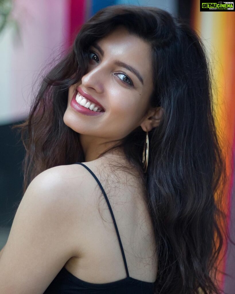 Riya Deepsi Instagram - Looking at you ❤️🤓 #photoshoot#portraitphotography#explore#explorepage#love#instagram#instagood#fashion#smile