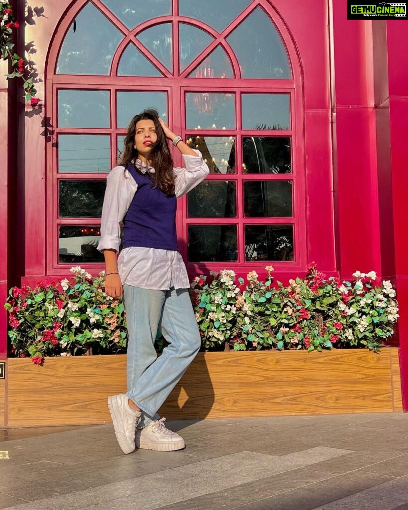 Riya Deepsi Instagram - A good background and a good pose = a good picture 🤓 📸 @i.shreyabhalla #instagood#instagram#explore#explorepage#fashion#trending#pose#selflove