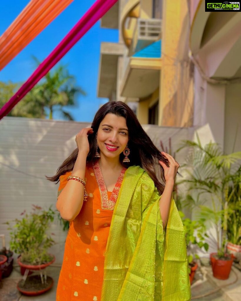 Riya Deepsi Instagram - Aee re Sakshi more piya ghar aaye, Ab kal aa na baaki ki chugali kal karenge 😉 📸 @itz_saurya03 #love#indiantraditionalwear#explore#explorepage#fashion#suitsuit#trendit#instagram#indtagood#traditionalwear Greater Noida