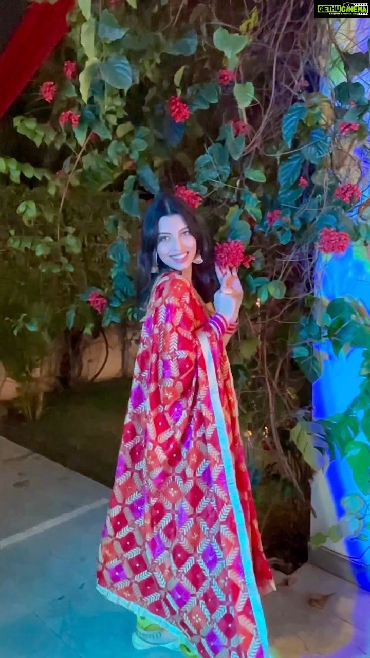 Riya Deepsi Instagram - Slowmo effect make everything so filmy na β¨π πΈ @imsahil_06 #slowmo#punjabisuit#love#traditionals#indianwear#explore#explorepage#weddingfestivities#trendingreels#reels#reeling#trendit#fashion