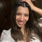 Riya Deepsi Instagram - No filter baby 😉 Btw open hair or braid ? What do you choose ? #instagood#instagram#explore#explorepage#style#fashion#love#moments#viral#beauty#trendit#nofilter
