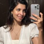 Riya Deepsi Instagram - No filter baby 😉 Btw open hair or braid ? What do you choose ? #instagood#instagram#explore#explorepage#style#fashion#love#moments#viral#beauty#trendit#nofilter