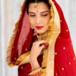 Riya Deepsi Instagram - नज़रें उनसे कुछ यूँ मिली, मानो पलकों के साथ वक़्त भी कुछ थम सा गया था, शांति थी, अंधेरा था लेकिन उनकी आँखें तारों की तरह टिम टीमा रही थी और उस रोशनी की तरफ़ मैं खींची चली जा रही थी । -रिया दीपसी 📸 @vishwassomewhere #insta#instapost#love#dulhan#explore#explorepgae#instagram