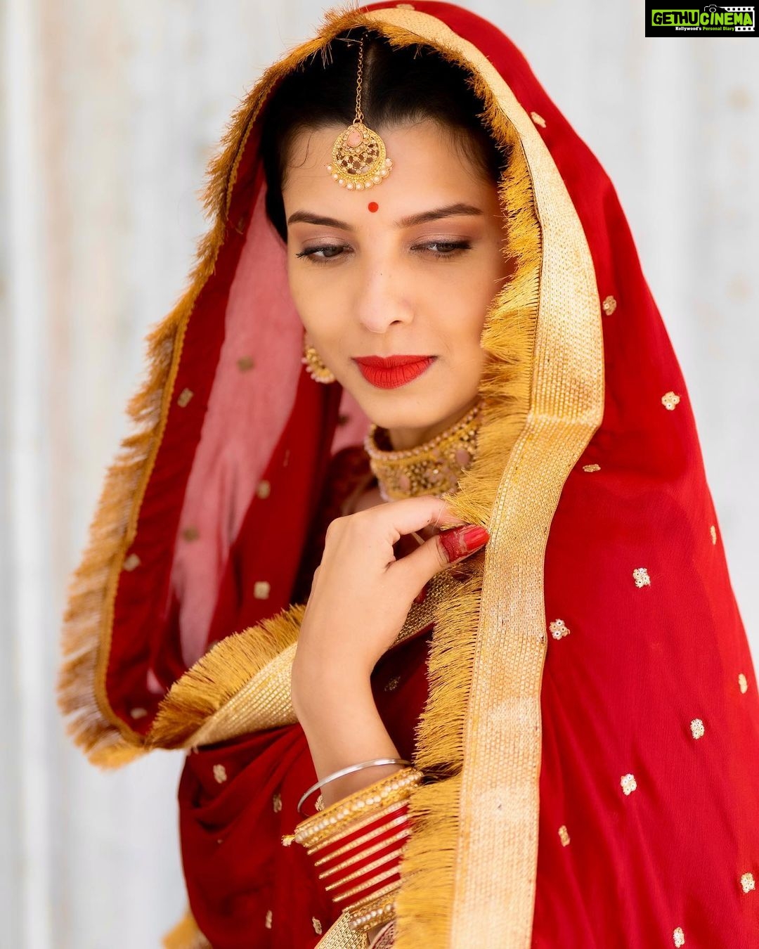 Riya Deepsi Instagram - नज़रें उनसे कुछ यूँ मिली, मानो पलकों के साथ वक़्त भी कुछ थम सा गया था, शांति थी, अंधेरा था लेकिन उनकी आँखें तारों की तरह टिम टीमा रही थी और उस रोशनी की तरफ़ मैं खींची चली जा रही थी । -रिया दीपसी 📸 @vishwassomewhere #insta#instapost#love#dulhan#explore#explorepgae#instagram