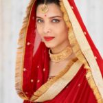 Riya Deepsi Instagram - नज़रें उनसे कुछ यूँ मिली, मानो पलकों के साथ वक़्त भी कुछ थम सा गया था, शांति थी, अंधेरा था लेकिन उनकी आँखें तारों की तरह टिम टीमा रही थी और उस रोशनी की तरफ़ मैं खींची चली जा रही थी । -रिया दीपसी 📸 @vishwassomewhere #insta#instapost#love#dulhan#explore#explorepgae#instagram