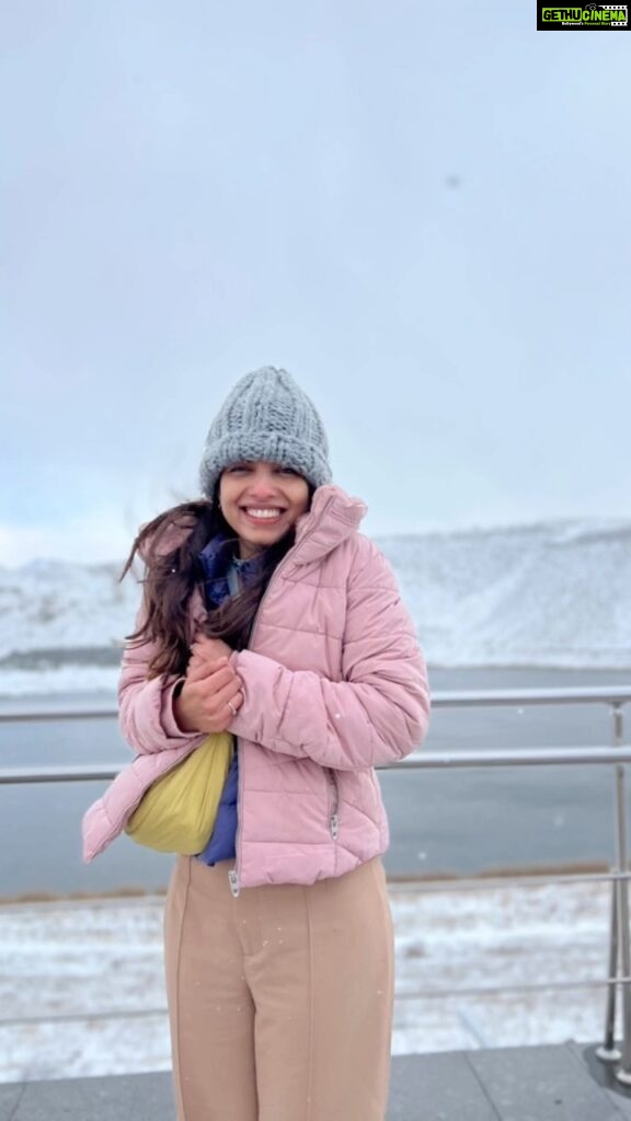 Riya Deepsi Instagram - Snowfall and romance ❤️ That’s all she loves ✨ #love#snowfall#winters#cappadocia#turkey#travel#traveller#explore#explorepgae#trending#romance#dream Niğde, Turkiye