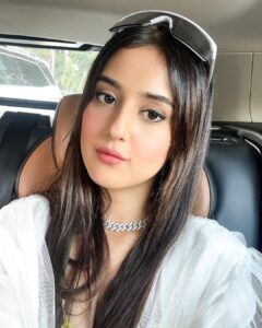 Riya Sharma Instagram - Catchin’ up 🤍
Neckpiece from - @thewhiterose_official @nidhibhavsar_official
#lookinspo #sunburn #styledbyme