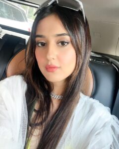 Riya Sharma Instagram - Catchin’ up 🤍
Neckpiece from - @thewhiterose_official @nidhibhavsar_official
#lookinspo #sunburn #styledbyme