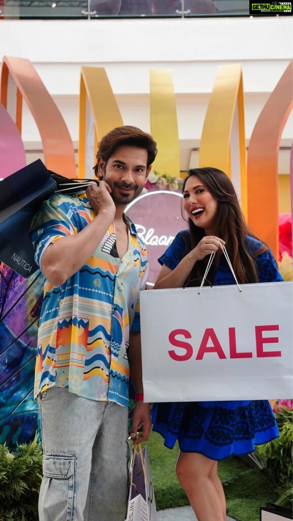 Rochelle Rao Instagram - Ever tried being a mannequin for a few seconds? Well, my partner-in-crime @keithsequeira and I rocked this game at Phoenix #marketcitymumbai We were off twirling and twining, handpicking the coolest fashion pieces at this Season’s First Super Slash Sale. And wait for it. There’s up to a 60% OFF on my favourite brands.​ Now it’s your turn to join the fashion party because when life gives you deals, you turn it into a shopping spree! So, what are you waiting for? Let’s party on the fashion runway, darlings!​ @guess @marksandspencerindia @bathandbodyworksindia #MarketcityFashion #EndOfSeasonSaleAtMarketcityMumbai #Deals #Ofeers #Brands #Fashion #Styles #Apparels #ShoppingMalls #mumbaimalls