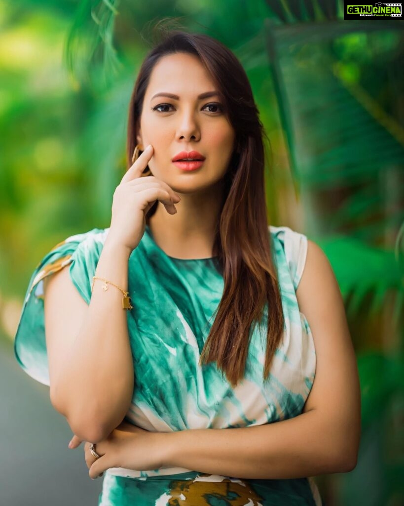Rochelle Rao Instagram - What do you think is on my mind? Best answers get a mention in my stories.. HMU @sharaddhamnaskar Shot & edited by @being_flamingo @flamingo.productions