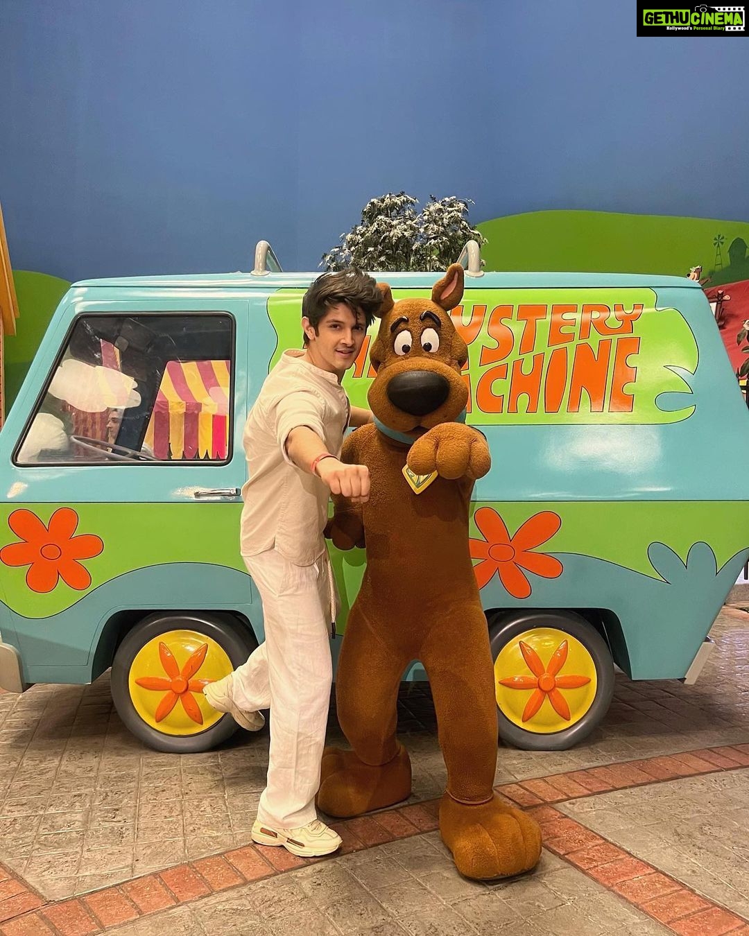 Rohan Mehra Instagram - Hello 👋 from Abu Dhabi 🇦🇪 . . . @wbworldad @yasisland @goldcoastfilmsofficial Warner Bros. World Abu Dhabi