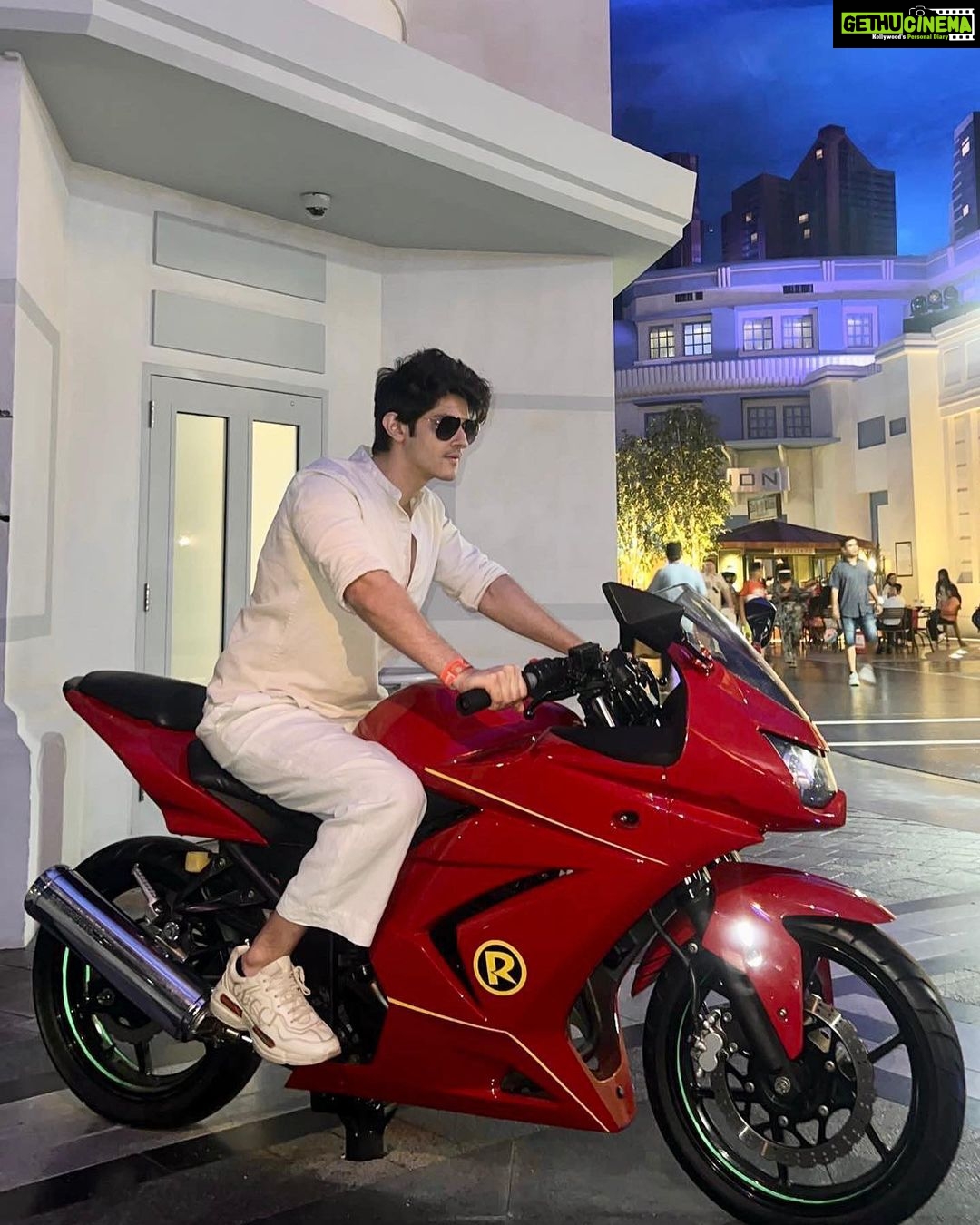 Rohan Mehra Instagram - Hello 👋 from Abu Dhabi 🇦🇪 . . . @wbworldad @yasisland @goldcoastfilmsofficial Warner Bros. World Abu Dhabi