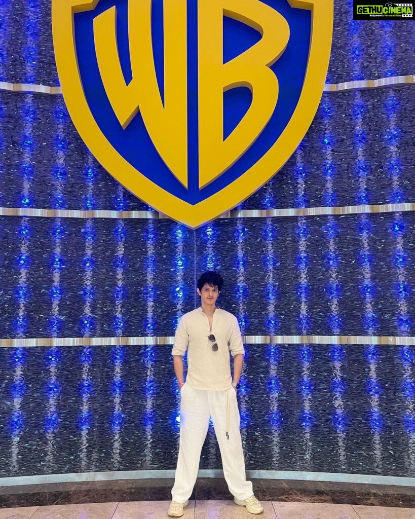 Rohan Mehra Instagram - Hello 👋 from Abu Dhabi 🇦🇪 . . . @wbworldad @yasisland @goldcoastfilmsofficial Warner Bros. World Abu Dhabi