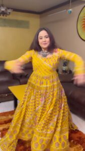 Roopal Tyagi Instagram - Sun saathiya is my favourite part 💃 🥰

#trendingreels #grwm #dancereels