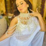 Roopal Tyagi Instagram – 👸 Pearl cape by @peterpan.trinkets 

#ootd #ad #collaboration #sareelooks #saree #white #pearl #uniquejewelry