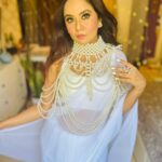 Roopal Tyagi Instagram – 👸 Pearl cape by @peterpan.trinkets 

#ootd #ad #collaboration #sareelooks #saree #white #pearl #uniquejewelry