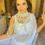 Roopal Tyagi Instagram – 👸 Pearl cape by @peterpan.trinkets 

#ootd #ad #collaboration #sareelooks #saree #white #pearl #uniquejewelry