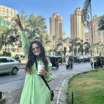 Roopal Tyagi Instagram - Sheher 🏙️ aur ladki 👧 💚🩵 #citygirl #mumbai #oldsongs Mumbai, Maharashtra