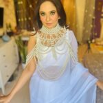 Roopal Tyagi Instagram – 👸 Pearl cape by @peterpan.trinkets 

#ootd #ad #collaboration #sareelooks #saree #white #pearl #uniquejewelry