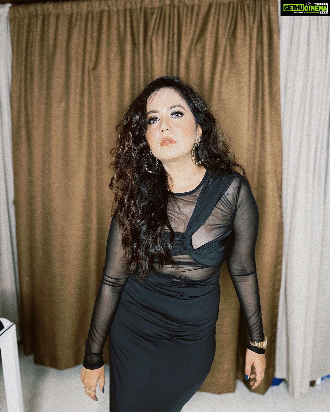 Roopal Tyagi Instagram - Swipe to see without filter! ๐ I donโt usually like editing my pictures, but these just look and feel right with a retro vibe.. isnโt it? ๐ธ What do you prefer? Comment ๐๐ผ #retro #retrovibes #blackdress #eveningdress #vibehai