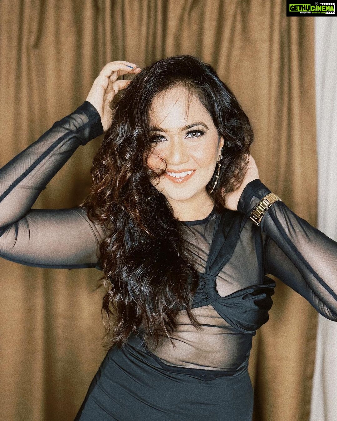 Roopal Tyagi Instagram - Swipe to see without filter! ๐ I donโt usually like editing my pictures, but these just look and feel right with a retro vibe.. isnโt it? ๐ธ What do you prefer? Comment ๐๐ผ #retro #retrovibes #blackdress #eveningdress #vibehai