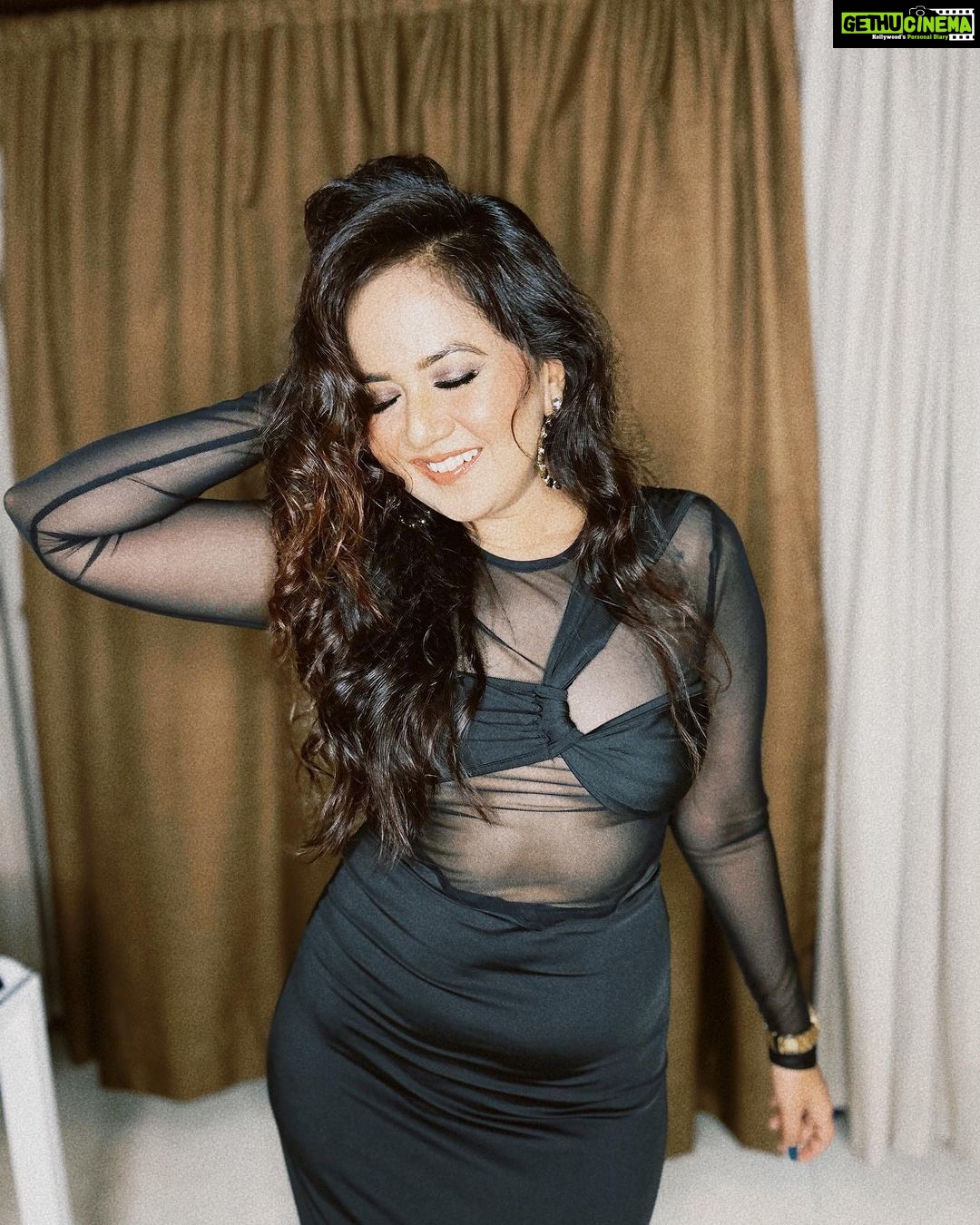 Roopal Tyagi Instagram - Swipe to see without filter! ๐ I donโt usually like editing my pictures, but these just look and feel right with a retro vibe.. isnโt it? ๐ธ What do you prefer? Comment ๐๐ผ #retro #retrovibes #blackdress #eveningdress #vibehai