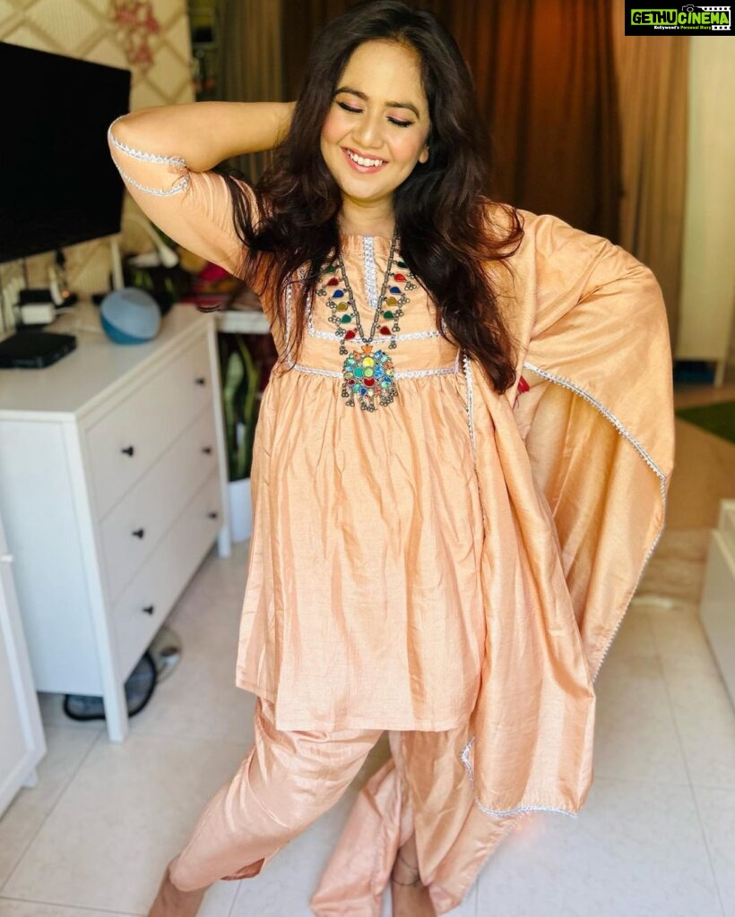 Roopal Tyagi Instagram - Shop this peach kurti set from my page now 😍 it’s so pretty that it won’t be available for too long. Trust me 🛍️
