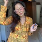 Roopal Tyagi Instagram – Bolo subah shaam… 👇🏼

#retrolook #theme #zeenataman #dummarodum #hippiestyle