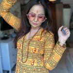 Roopal Tyagi Instagram – Bolo subah shaam… 👇🏼

#retrolook #theme #zeenataman #dummarodum #hippiestyle