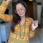 Roopal Tyagi Instagram – Bolo subah shaam… 👇🏼

#retrolook #theme #zeenataman #dummarodum #hippiestyle