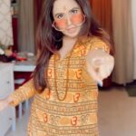 Roopal Tyagi Instagram - 🔔 hit like if you agree! #70s #zeenataman #dummarodum #bollywoodthemeparty #hareramaharekrishna