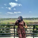 Roopal Tyagi Instagram - Angoor khatte nahi hai! 😂 Have a grape 🍇 day ! #sulavineyards #grapevines Sula Vineyards