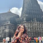 Roopal Tyagi Instagram - ॐ त्र्यम्बकं यजामहे सुगन्धिं पुष्टिवर्धनम् । उर्वारुकमिव बन्धनान् मृत्योर्मुक्षीय मामृतात् ॥ Have a blessed day everyone 🙏🏼❤️😃 #omnamahshivaya #shivatemple #jyotriling #shivabhakt 𝐓𝐑𝐈𝐌𝐁𝐀𝐊𝐄𝐒𝐇𝐖𝐀𝐑 𝐉𝐘𝐎𝐓𝐈𝐑𝐋𝐈𝐍𝐆