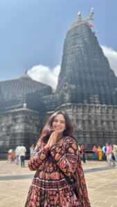 Roopal Tyagi Instagram - ॐ त्र्यम्बकं यजामहे सुगन्धिं पुष्टिवर्धनम् । उर्वारुकमिव बन्धनान् मृत्योर्मुक्षीय मामृतात् ॥ Have a blessed day everyone 🙏🏼❤️😃 #omnamahshivaya #shivatemple #jyotriling #shivabhakt 𝐓𝐑𝐈𝐌𝐁𝐀𝐊𝐄𝐒𝐇𝐖𝐀𝐑 𝐉𝐘𝐎𝐓𝐈𝐑𝐋𝐈𝐍𝐆