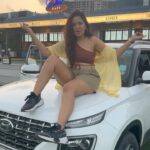 Roopal Tyagi Instagram - 🚗 🍿 🎥 #obsessed #driveintheater #jioworlddrive #zarahatkezarabachke #trendingreels