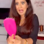 Roopal Tyagi Instagram – Baal – Zara :- a zara se baal ka dukh that transcends all boundaries 😂🤣
Thank you @princess_collection781 for that beautiful necklace 🥰❤️

#funnyreels #hairfall #veerzaara #memes😂