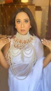 Roopal Tyagi Instagram - Life is unpredictable. So get up. Dress up. Do what you love! ❤️ #trendingreels #discostation #pearlcape #ootd #saree